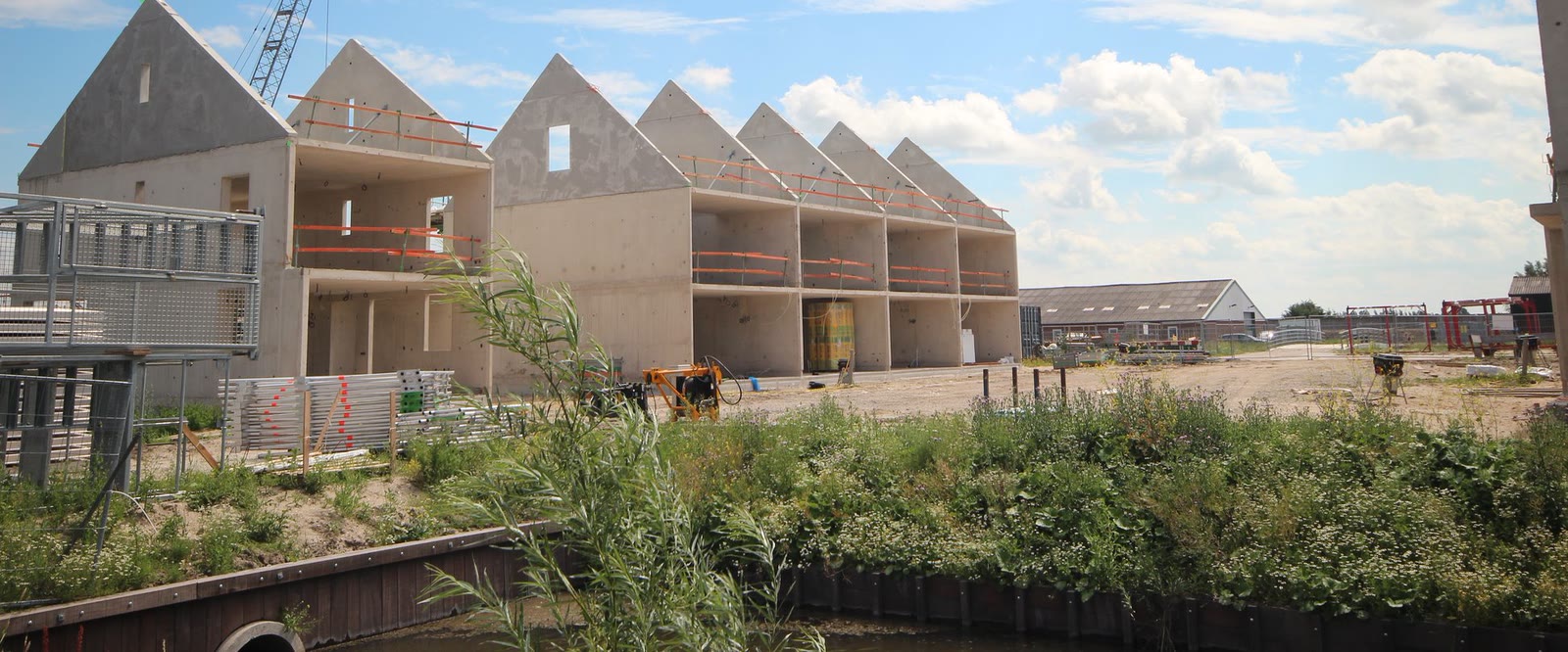 Nieuwbouwwoningen in aanbouw aan het water