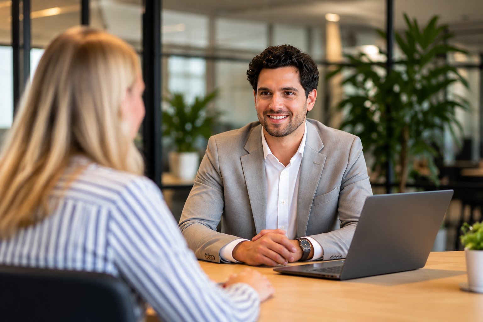 Adviseur in gesprek aan tafel